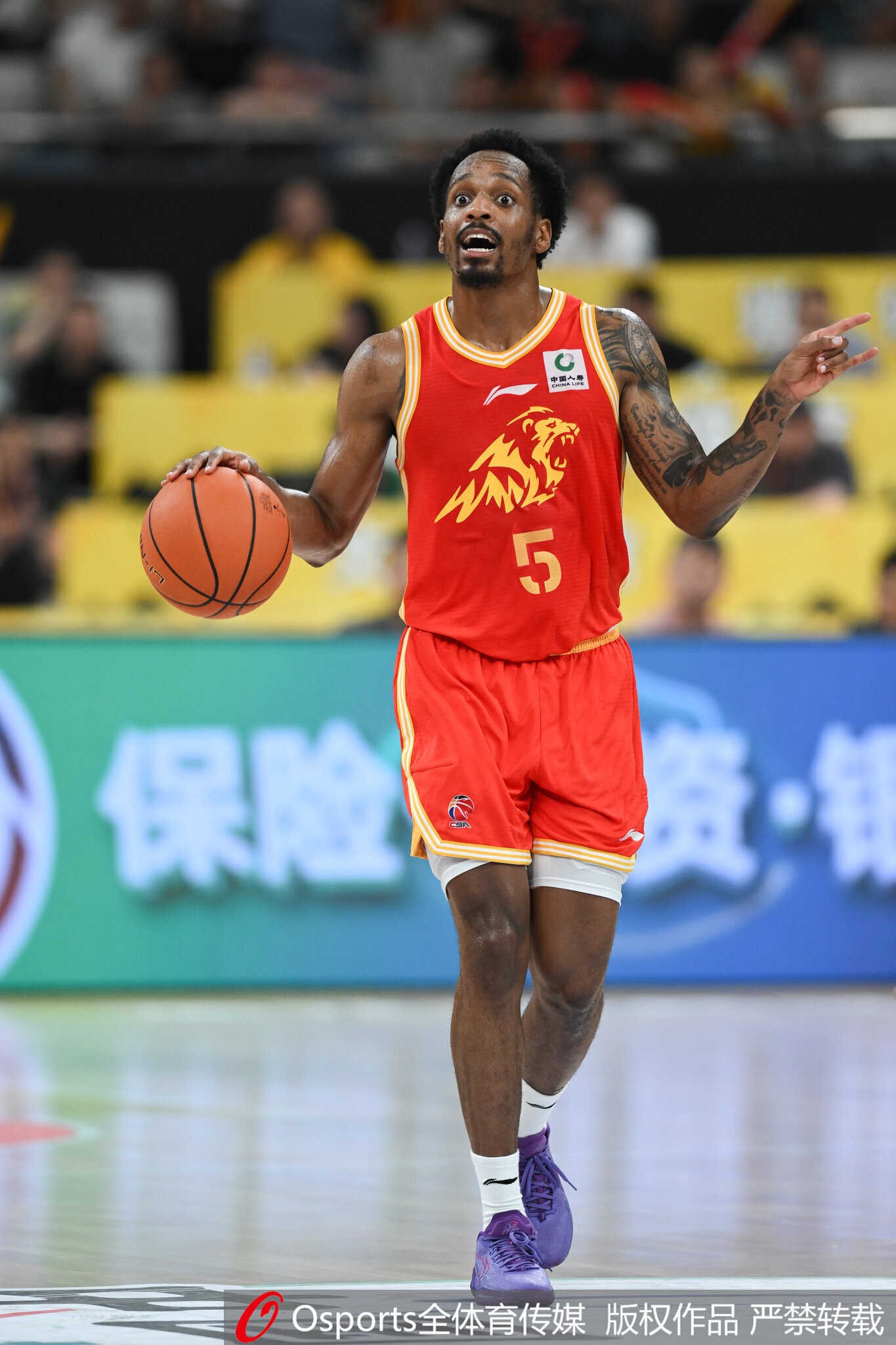 开云-攻得很凶！小巴里·布朗半场13中5砍下15分1板2助2断