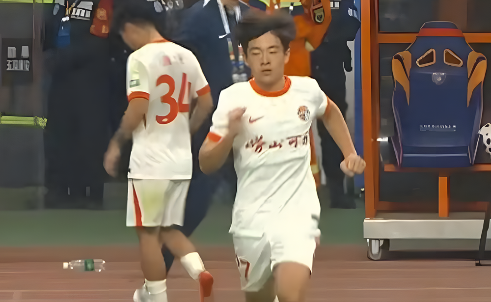 kaiyun-“中超神童”被盯上了！南美球探：习惯低头带球，阅读比赛稚嫩